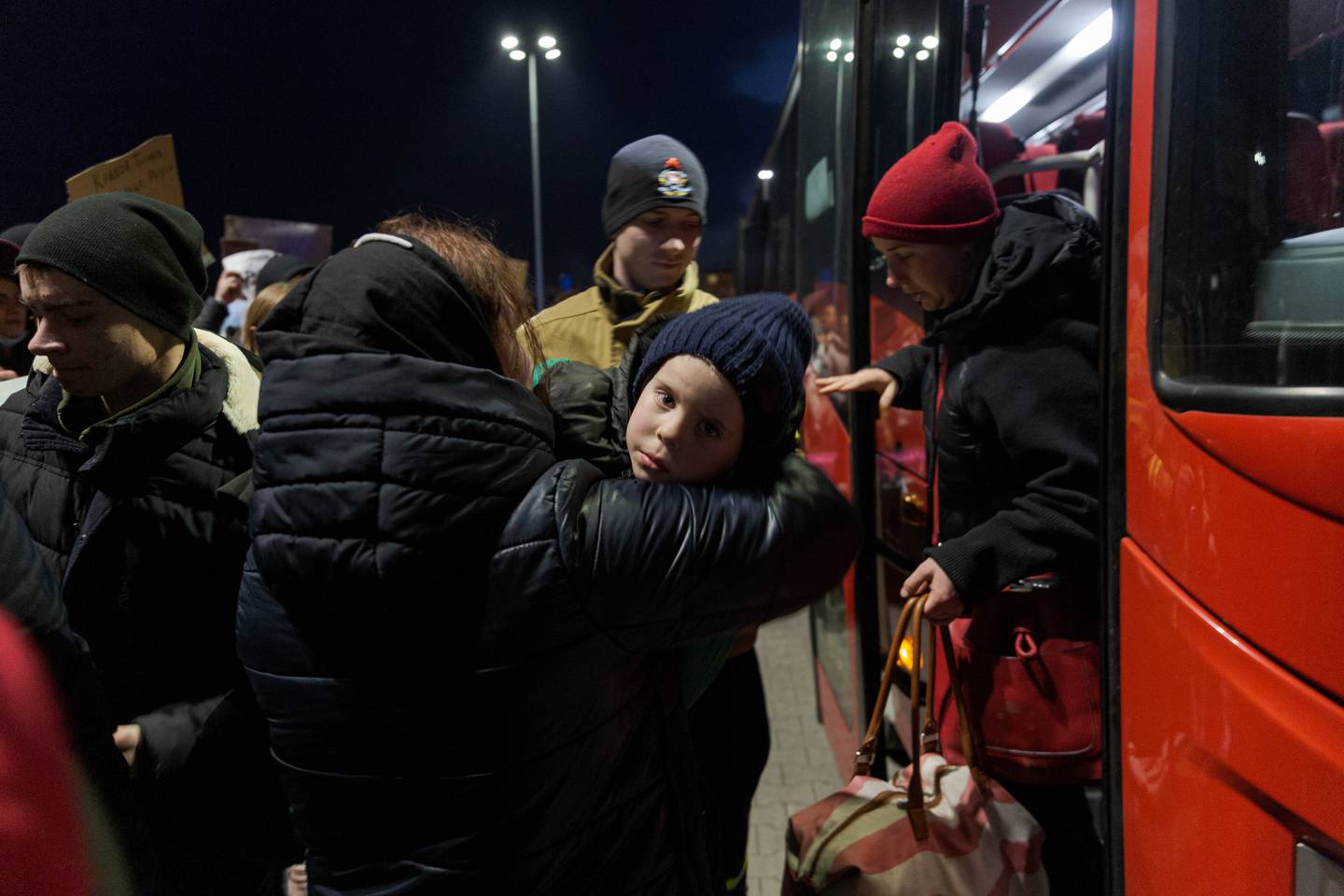 Przemysl, Polen, 26.02.2022. Her er det flere som vil hjelpe enn det er flyktninger som kommer seg over grensen. Flyktnigestrømmen ut av Ukraina stopper opp i en flaskehals ved grenseovergangene og kun en brøkdel kommer seg gjennom til Polen.