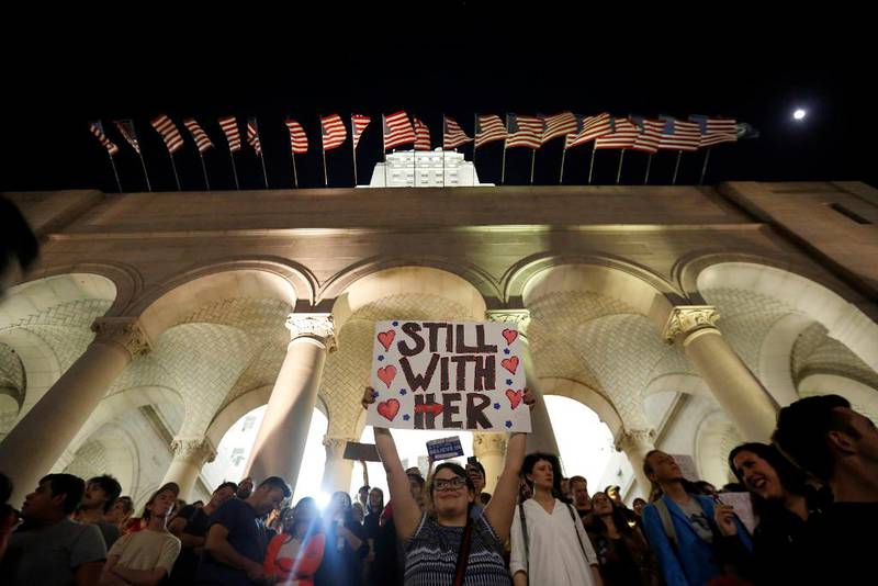 Demonstrant Natalie Darrah holder opp et skilt i protest mot den valgte presidenten, utenfor rådhuset i Los Angeles i California, USA. 