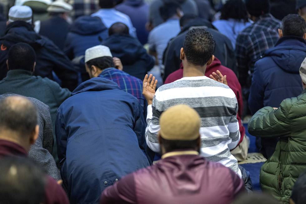 Bilde fra fredagsbønn Islamic Cultural Centre sin moské i Tøyenbekken. Dette bilde er tatt etter at muslimer verden over er i sorg på grunn av høyreekstreme holdninger er blitt til handlinger i Australia.  En høyreekstrem terrorist stod bak angrep i moské på New Zealand.