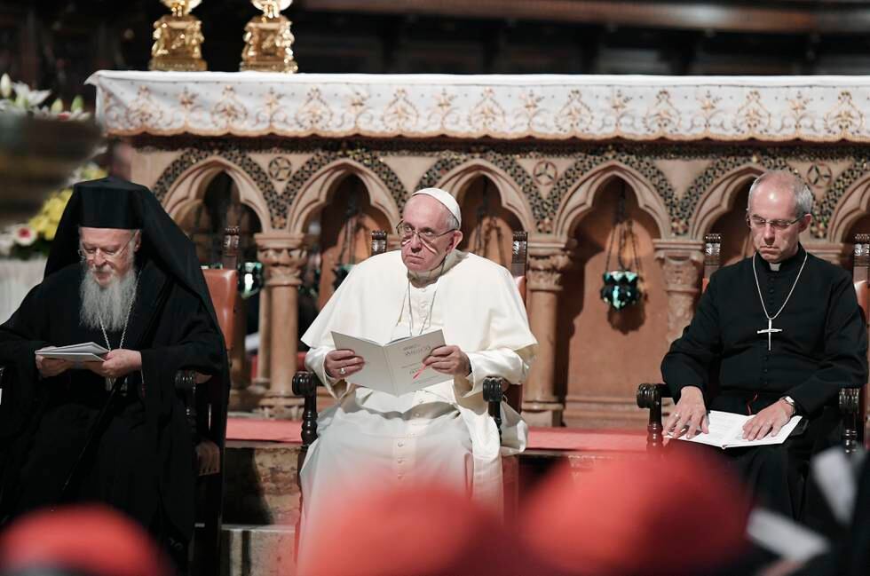 Pave Frans (i midten), patriark Bartolomeus I (til venstre) og erkebiskopen av Canterbury, Justin Welby uttrykker bekymring over klimakrisen i en samlet uttalelse. Arkivfoto: Tiziana Fabi / AP / NTB