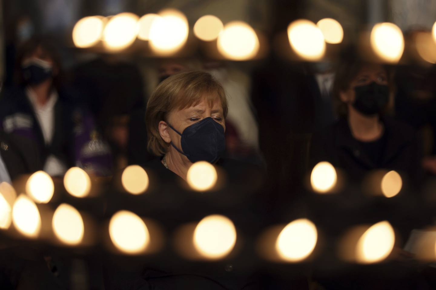 I SORG: Hele Tyskland var i sorg etter styrtregn og flom tok livet av mer enn 180 mennesker i landet, inkludert daværende rikskansler Angela Merkel. Her deltok hun på en minneseremoni for flomofrene i Aachenkatedralen.