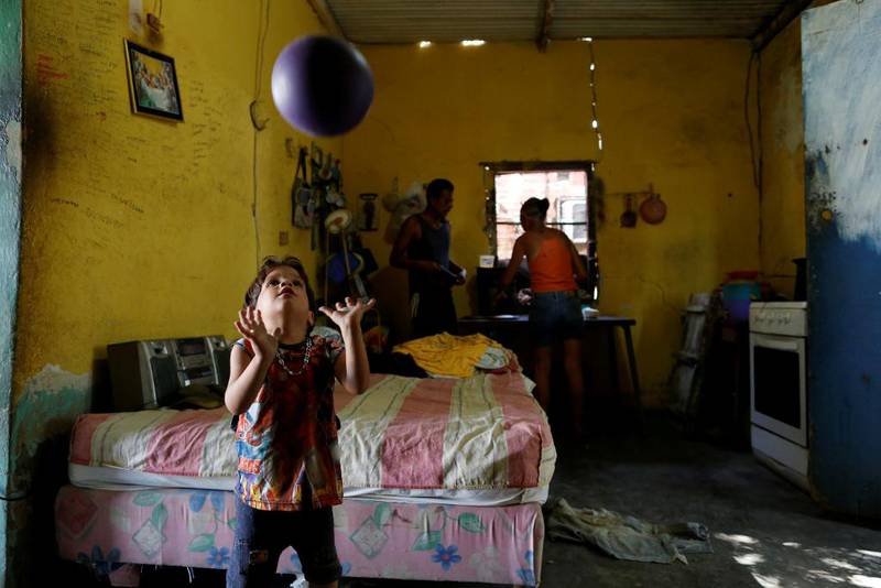 Arbeidsledighet og matmangel er blitt hverdagen for mange i Venezuela. Fireåringen Emmanuel leker hjemme, med foreldrene Zulay Pulgar og Maikel Cuauro i bakgrunnen.