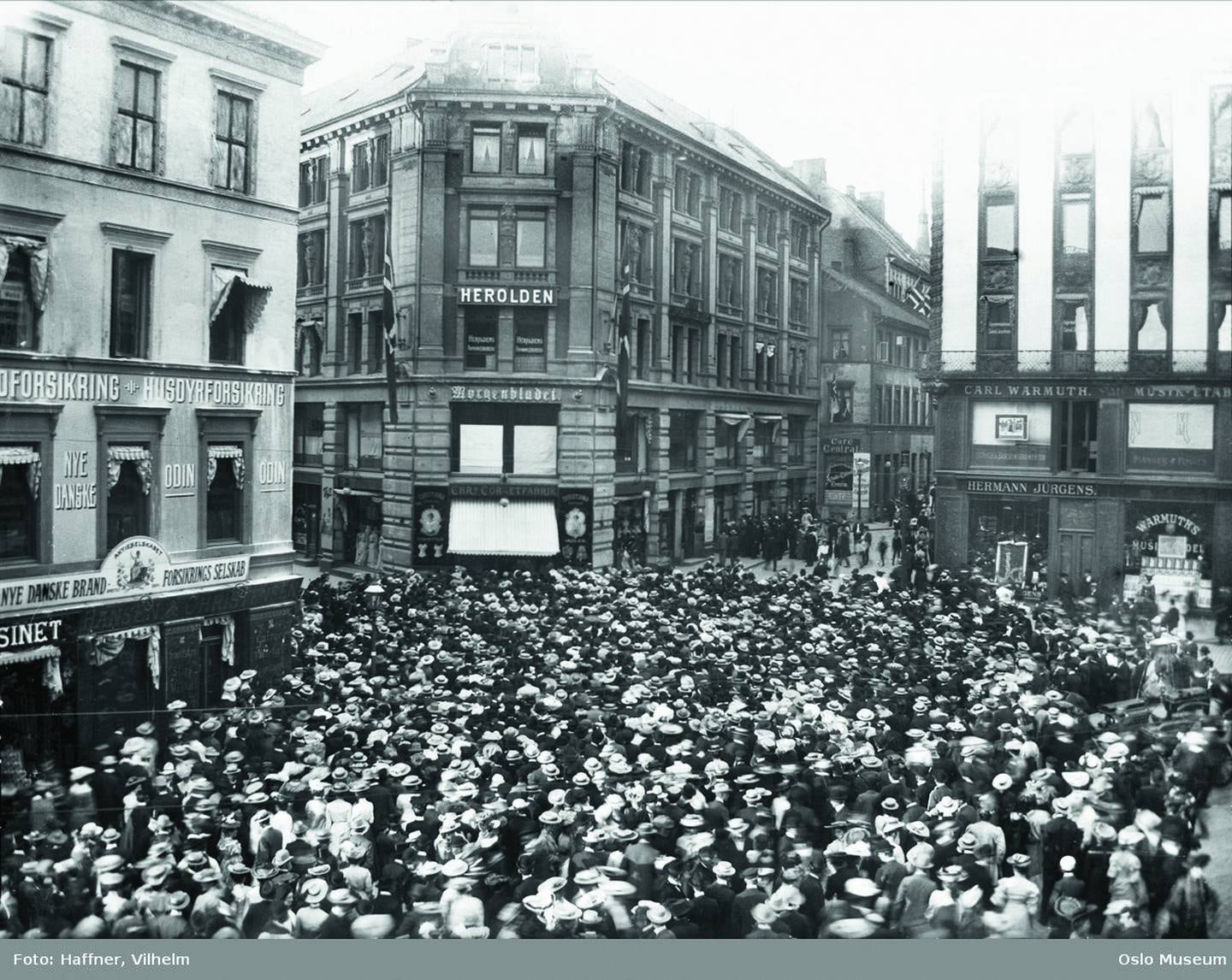 Folkeavstemning om unionsoppløsningen 13. august 1905, foran Morgenbladets lokaler.