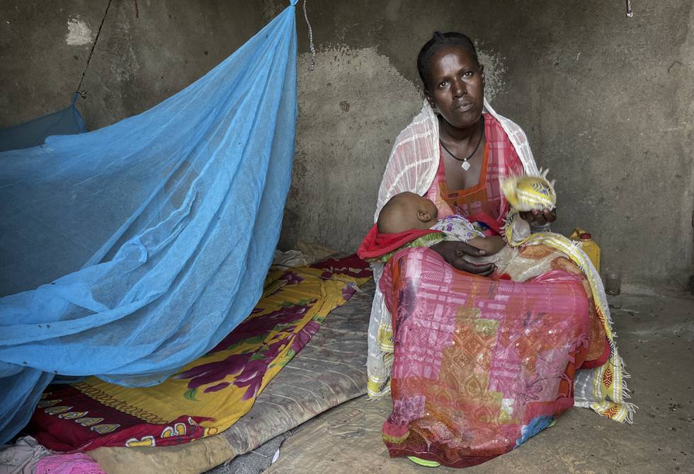 En seksbarnsmor sitter i en leir for internt fordrevne tigrayer i august. Underernæringen blant gravide og ammende kvinner i Tigray mangler sidestykke, advarer FN i en ny rapport. Foto: Claire Nevill / WFP via AP / NTB