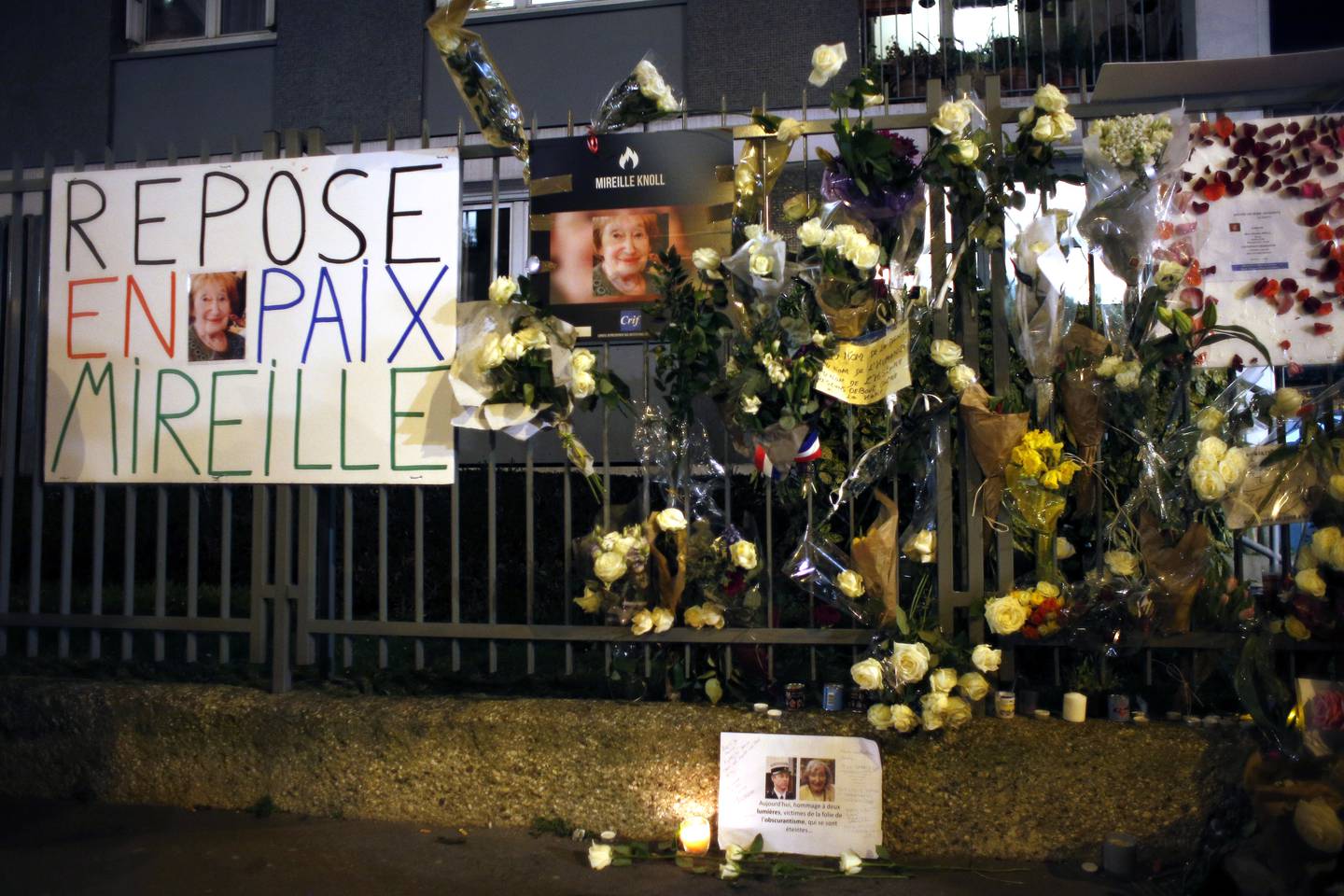 Blomster og plakater utenfor Mireille Knolls leilighet under en stille marsj i Paris få dager etter drapet i mars 2018. Arkivfoto: Thibault Camus / AP / NTB