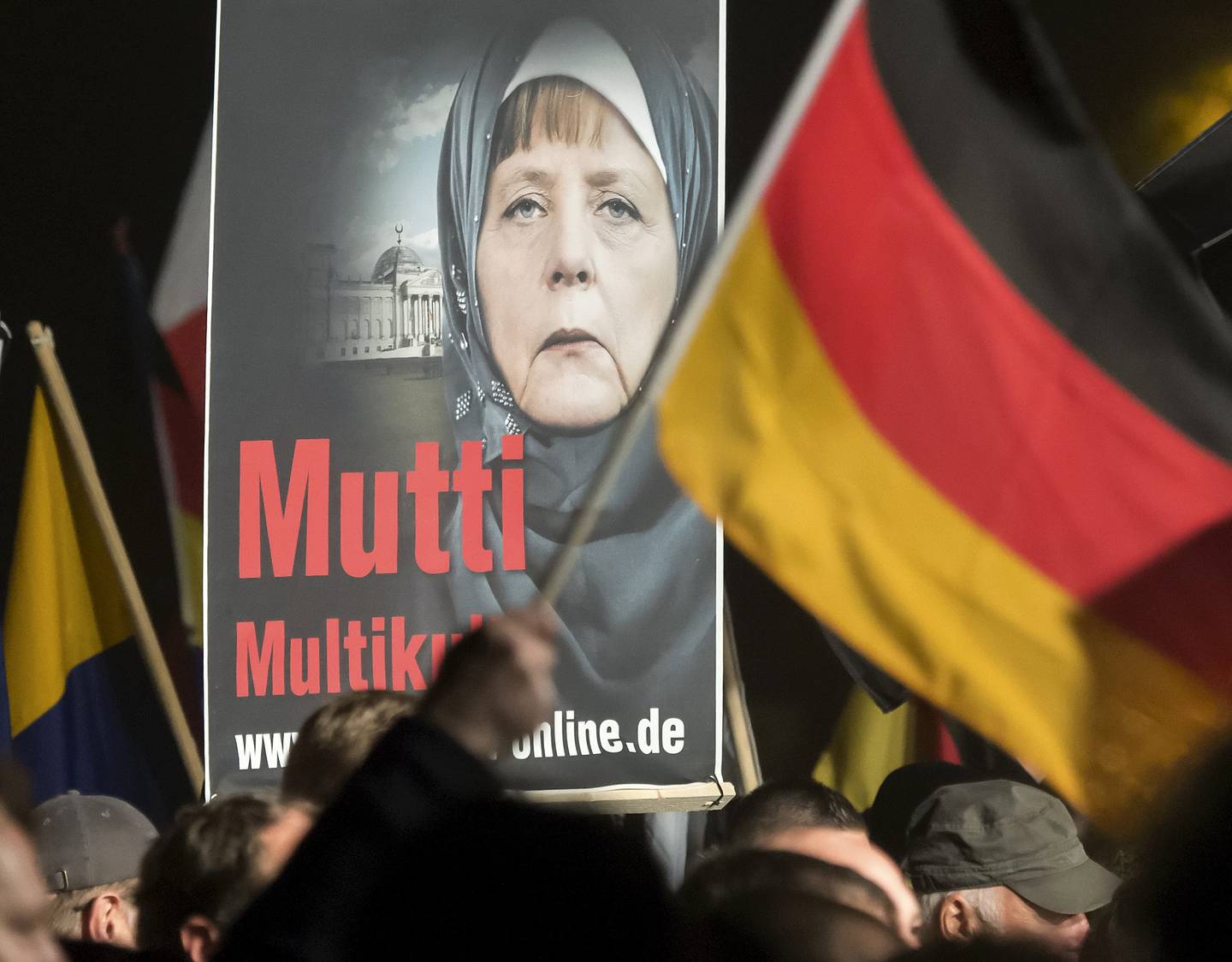 Under flyktningkrisen i 2015 ledet høyrepopulistiske Alternativ for Tyskland protester mot innvandring i Tyskland, der forbundskansler Angela Merkel i hijab ble kalt «mor mulitikulti». Foto: Jens Meyer, AP/NTB scanpix 