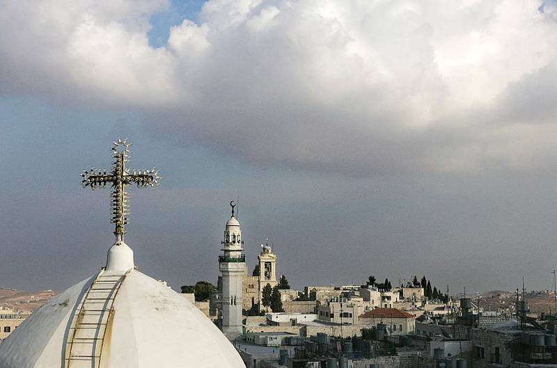 Kristne i Midtøsten forfølges for sin tro. To nye bøker belyser forholdet mellom kristne og muslimer. Bildet viser toppen av den syrisk-ortodokse kirke i Betlehem på Vestbredden. I bakgrunnen en av moskeene i byen.