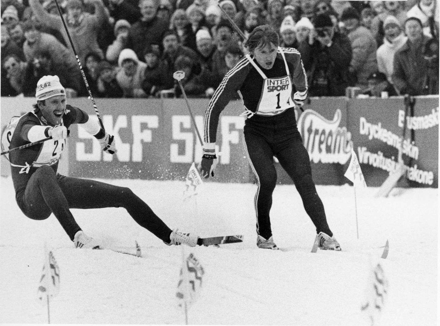 OSLO 19820225 VM på ski, 4 x 10 kilometer stafett for menn. (Siste etappe, - stafettetappen da Oddvar Brå brakk staven.) 
 Oddvar Brå (tv) og Alexander Savjalov (USSR) går likt over mål. Lange studier av målfoto endte med dobbelt gull, til Sovjet og Norge.
Foto: NTB / Scanpix
Bilde 2 av 4