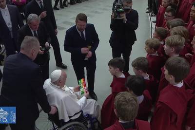 Paven får kvikklunsj fra koret St. Hallvard-guttene