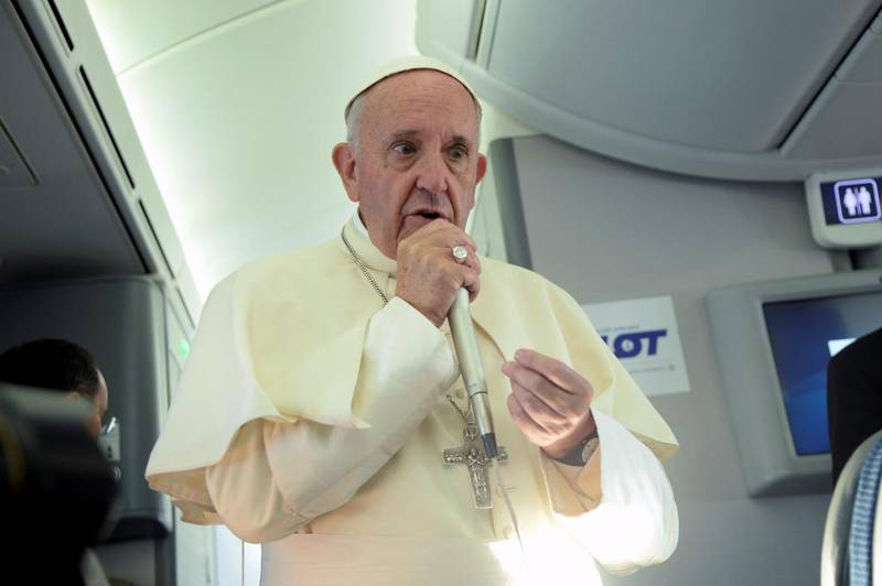 – Hvis jeg snakker om islamsk vold, må jeg også snakke om katolsk vold, sier pave Frans til journalister om bord i paveflyet på vei hjem fra et besøk i Polen. 