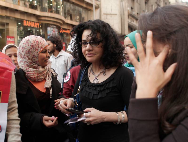 Den egyptiske aktivisten, forfatteren og feministen Mona Eltahawy (i midten) står bak emneknaggen #mosquemetoo. Bildet er fra en 8.mars-markering i Egypts hovedstad Kairo i 2012. Aktivisten Samira Ibrahim til venstre. 