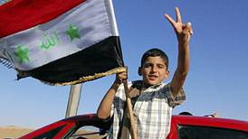 Fyrverki og vaiende flagg for irakiske soldater