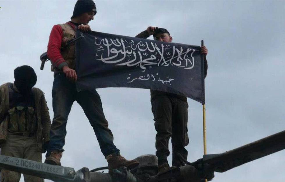 Medlemmer av al-Nusra-gruppen heiser sitt flagg i Idlib-provinsen i Syria. 