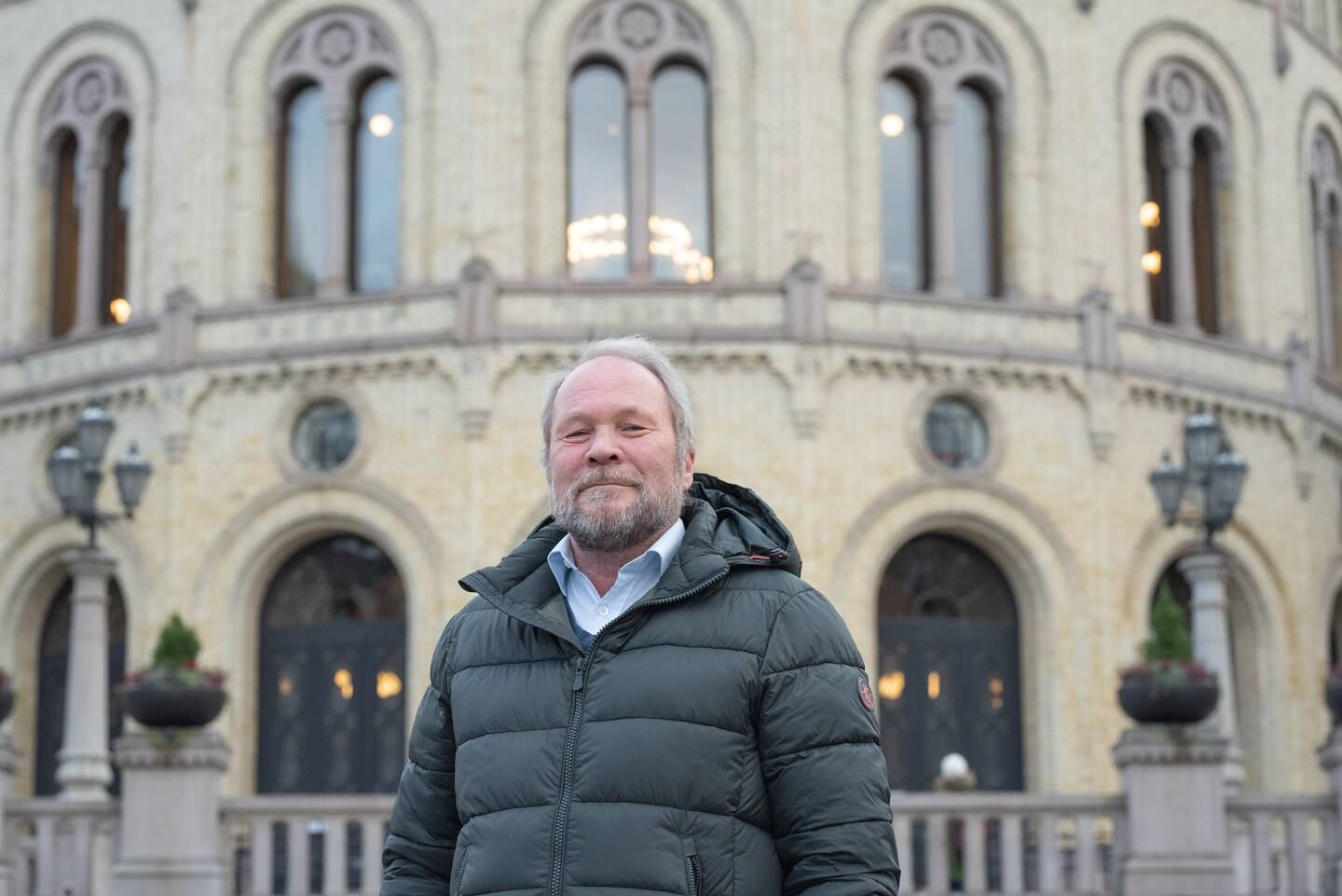 Portrett av Dag Raaberg tatt utenfor Stortinget.