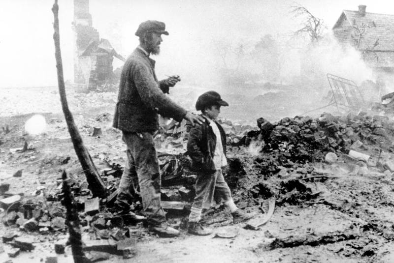 En liten gutt og bestefaren betrakter de forkullede restene av det som var hjemmet deres i byen Uljanovo på Østfronten i juli 1943. Slektleddet som snakker i Svetlana Aleksijevtisj bok, er de siste til å vitne om 2.verdenskrigs uhyrligheter.