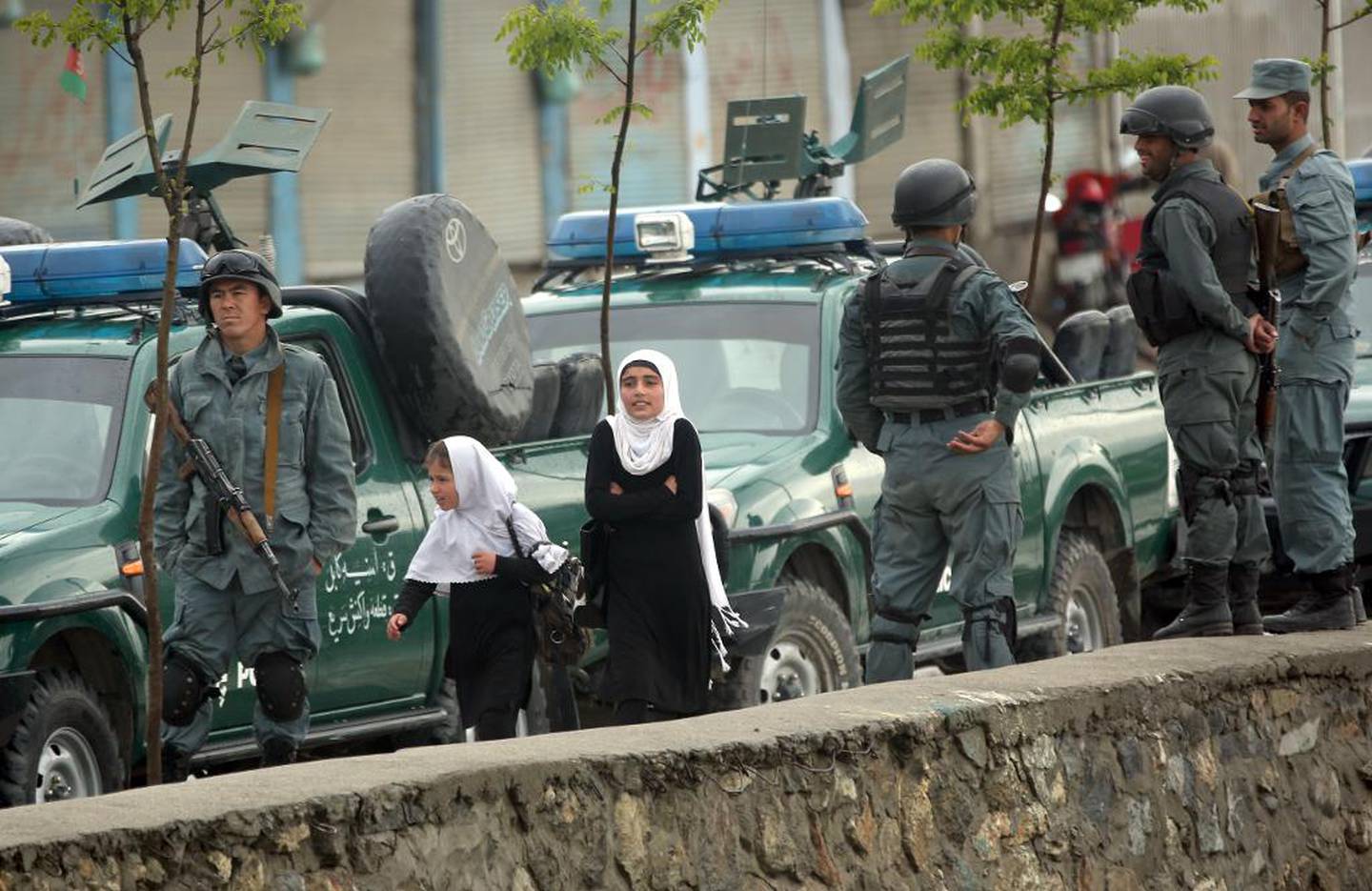 19. april 2016: 64 drepte lå tilbake etter Talibans verste terroranslag i den afghanske hovedstaden Kabul siden 2001. Her passerer skolejenter politistyrker etter angrepet
