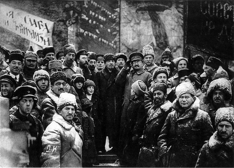 På toårsdagen for Oktoberrevolusjonen i 1917 kunne det sovjetiske lederskapet feire maktovertakelsen 7. november. Midt på bildet hilser en uniformert Lev Trotskij til luen, ved siden av sovjetstatens første regjeringssjef, Vladimir Iljitsj Lenin. Tirsdag er det 100 år siden revolusjonen.