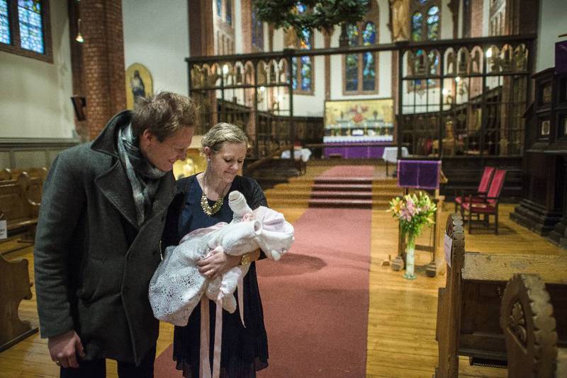Datteren til Lene og Kristian Døvik ble døpt i Uranienborg kirke, men familien sogner til en annen kirke. – At kirken er folkekirke betyr vel at den er åpen for alle, sier Kristian Døvik.