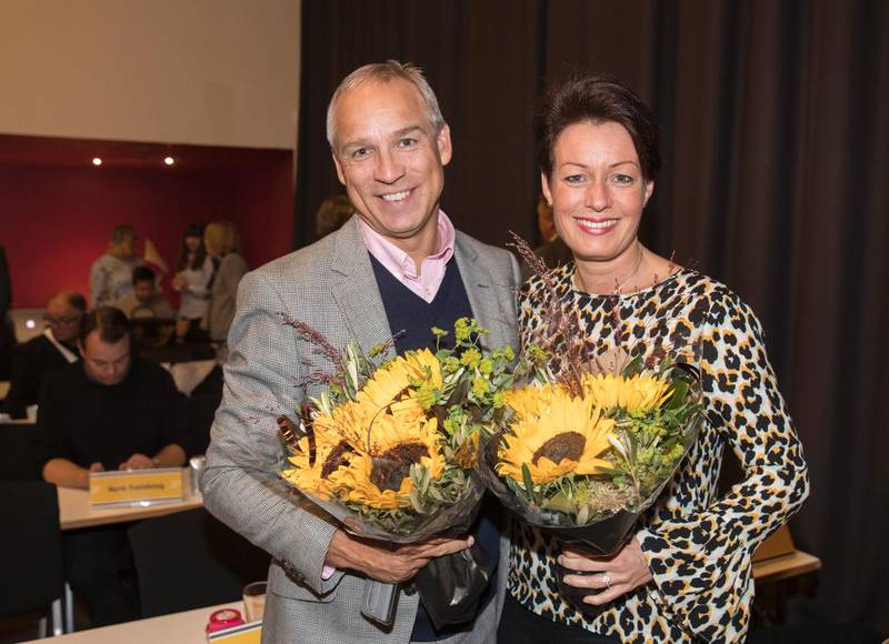 De to KrF-profilene Hans Olav Syversen og Line Henriette Holten Hjemdal fikk blomster og ble hyllet under forrige landsstyremøte. Nå er de ute av den sentrale KrF-manesjen.