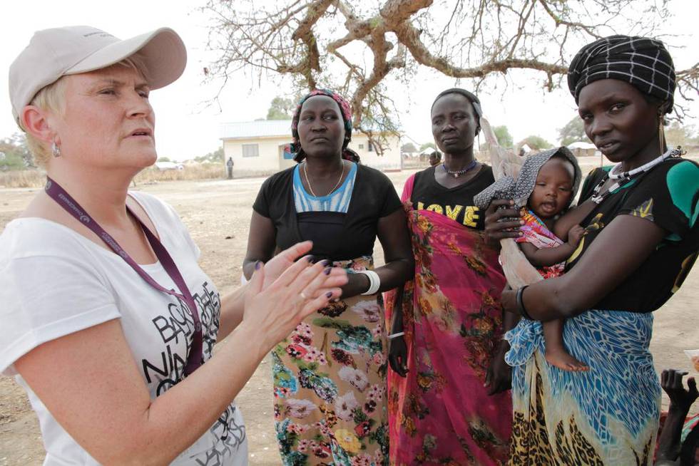 På et av mange feltbesøk møtte general­sekretær Anne-Marie Helland i Kirkens Nødhjelp Rebica Yolog (t.h.) i landsbyen Gumeruk i Sør-Sudan. I Afrikas ferskeste land er det helsefarlig å bli gravid, sier Helland til Vårt Land.