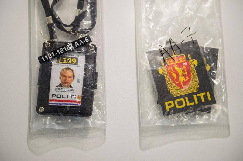 Breiviks utstyrskoffert er ikke en del av utstillingen, men hans falske ID-kort, politiemblemer og halssmykket han hadde på under angrepene, er stilt ut. 