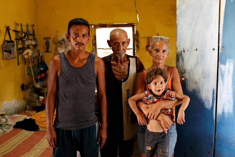 Den økonomiske krisen i Venezuela rammer hardt. Sjubarnsmor Zulay Pulgar (til høyre) med sønnen Emmanuel (4), ved siden av ektefellen Maikel Cuauro (til venstre) og faren Juan Pulgar. Nylig måtte ekteparet be en nabofamilie ta seg av datteren på seks år.
