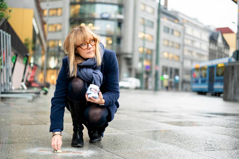 Kommunikasjonsdirektør i Kirkerådet, Ingeborg Dybvig,pusser snublesteiner i Olso sentrum