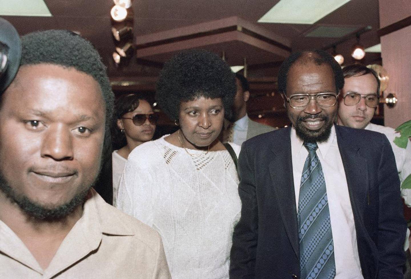 Generalsekretær Frank Chikane (til venstre) i det sørafrikanske kirkerådet (SACC) på vei til et møte i 1988 med Nelson Mandelas kone Winnie Mandela og SACC-president Manas Buthelezi. 