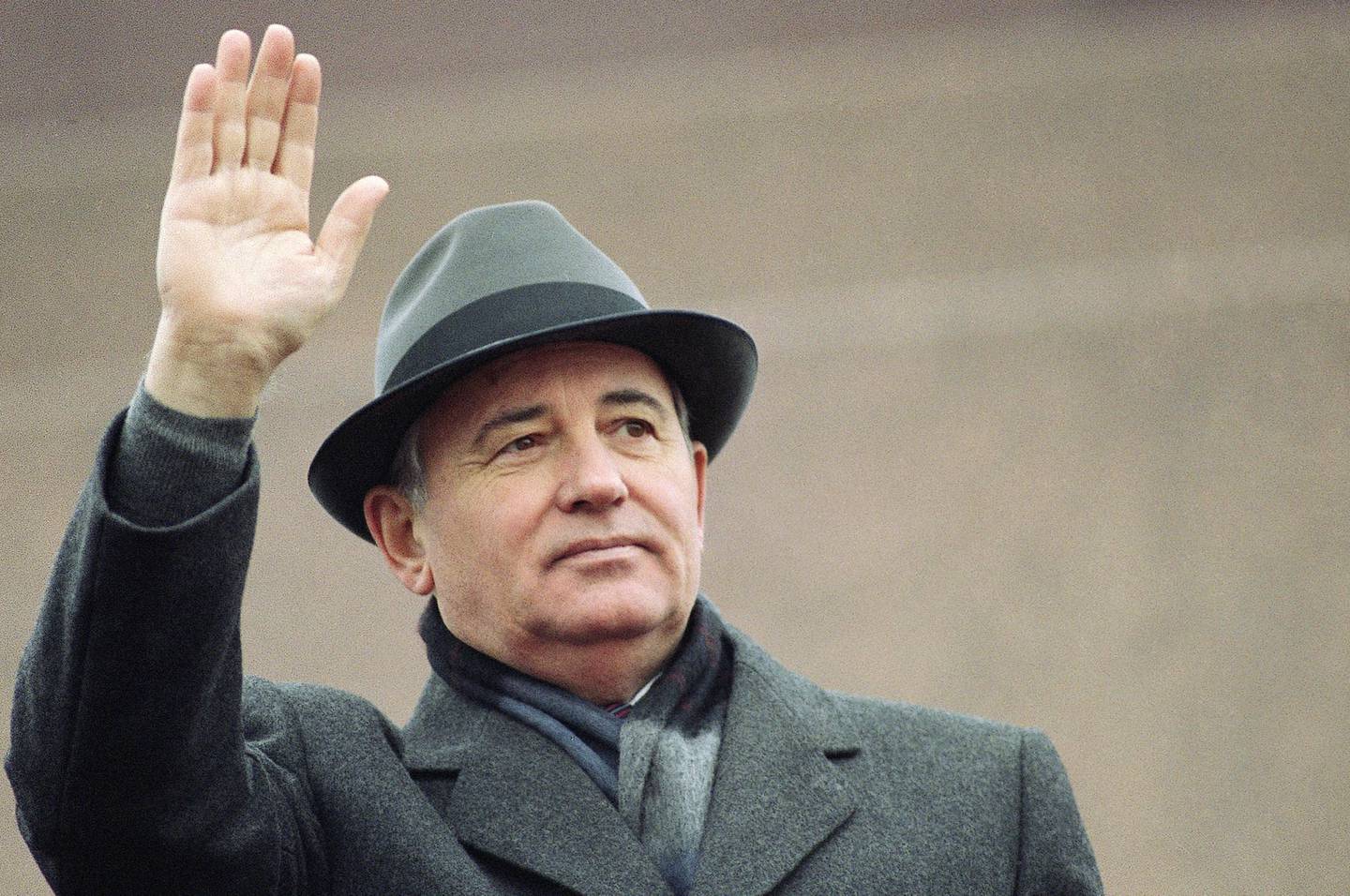 Sovjetunionens siste president Mikhail Gorbatsjov vinker fra tribunen på Den røde plass 7. november 1989. Tirsdag melder russiske nyhetsbyråer at Gorbatsjov er død, 91 år gammel. Foto: Boris Yurchenko / AP / NTB