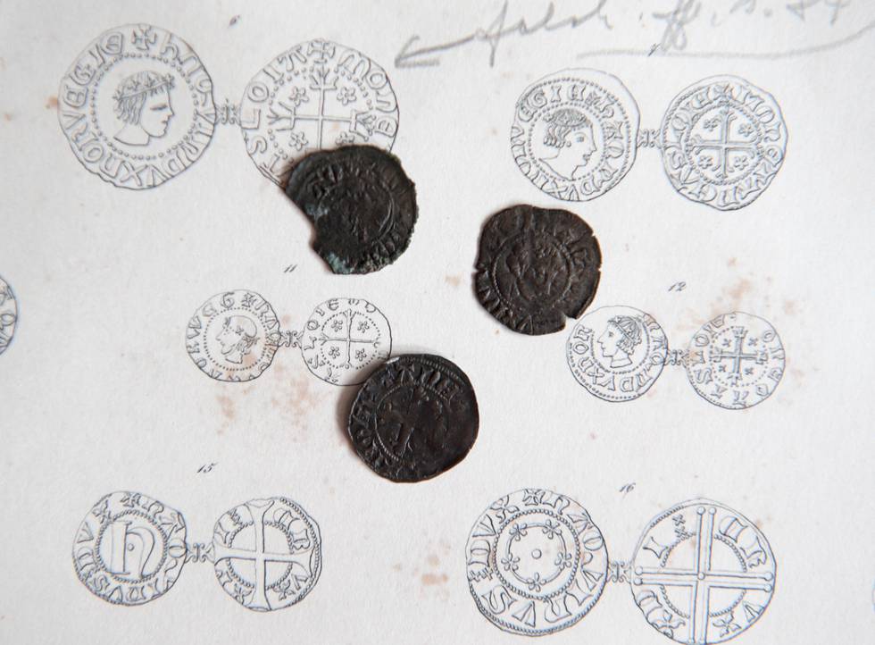I Myntkabinettet på Kulturhistorisk ­museum finner vi blant annet 2400 mynter funnet under gulvet i Lom stavkirke. Disse er fra hertug Haakon Magnussons tid (1284-1299).