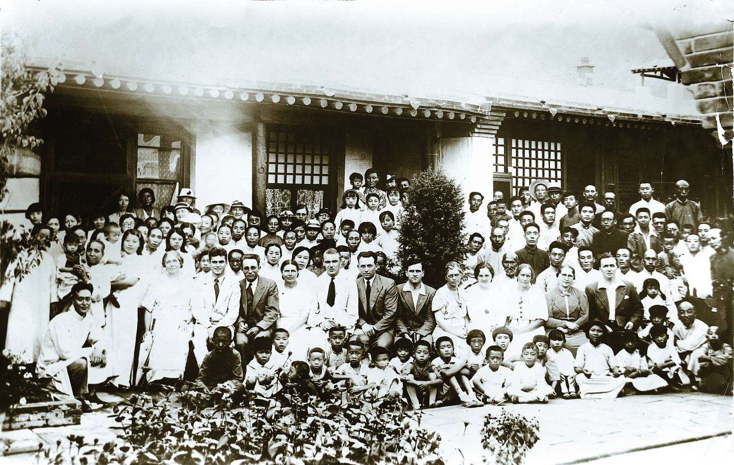 De første misjonærene i Tsiji-provinsen fotografert sammen med lokale kristne i Kalgan i 1910.