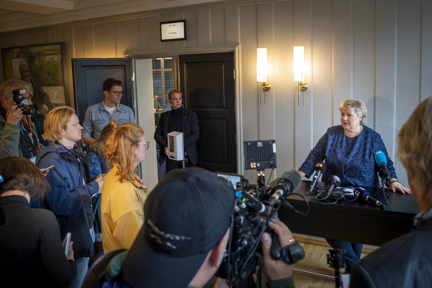 Statsminister Erna Solberg måtte svare på spørsmål om Ropstads boligsak etter møtet i Høyres sentralstyre fredag. Foto: Heiko Junge / NTB