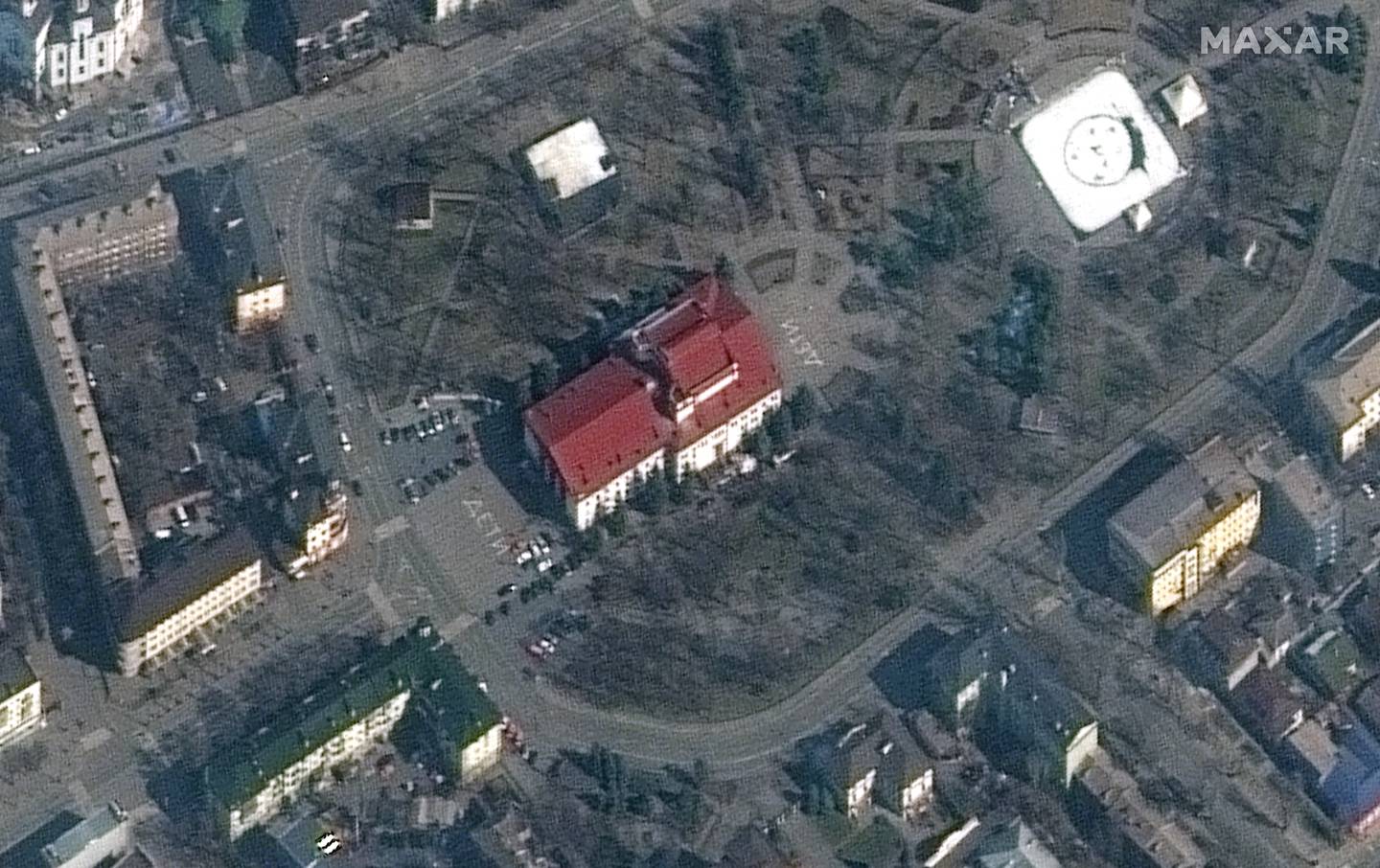 Satellittbilder viser teateret i byen Mariupol. Det skal være funnet overlevende etter bombingen. Foto: Maxar Technologies / AP / NTB