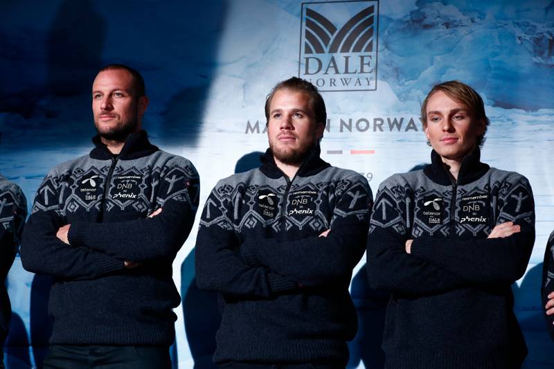 Aksel Lund Svindal, Kjetil Jansrud og Henrik Kristoffersen med alpin-genseren som er laget til OL i Sør-Korea. 