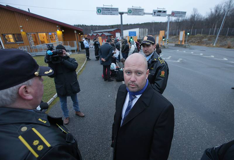 . Justisminister Anders Anundsen besøker Storskog utenfor Kirkenes. Her står han rett ved grensa inn til Norge.