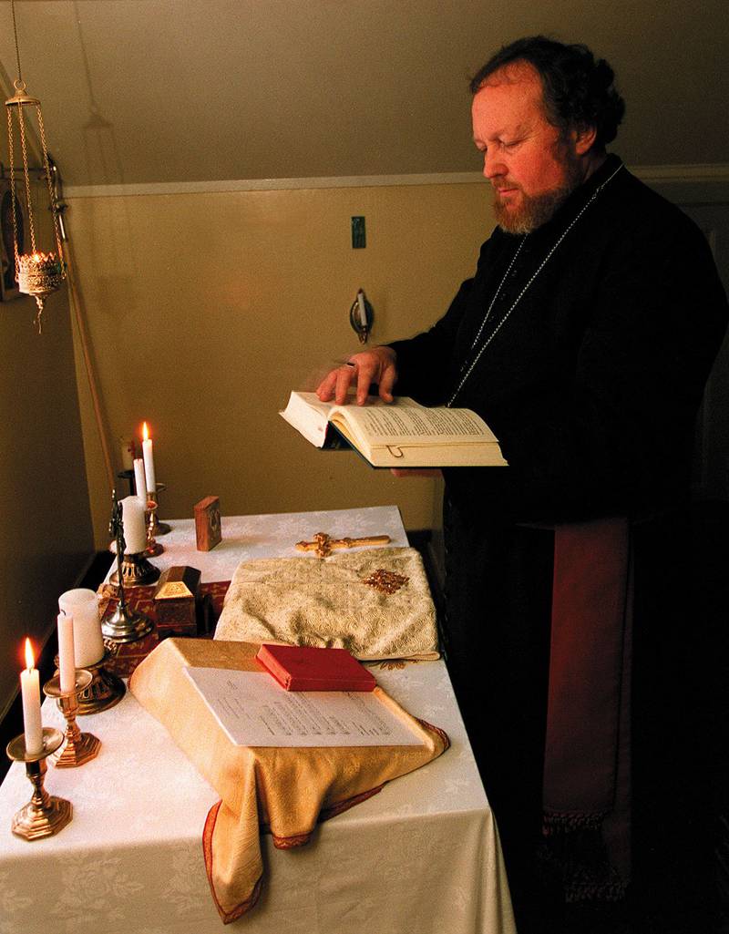 Kverno var erkeprest i Den norske ortodokse kirke og biskop i en liten kirke under Apostolic Orthodox Catholic Church in Europe. Her avbildet i 1999.