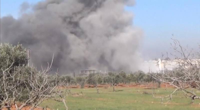 Mye røyk steg opp etter bombingen av det som skal ha vært et sykehus i Syria. Sykehuset fikk støtte av Leger uten grenser.