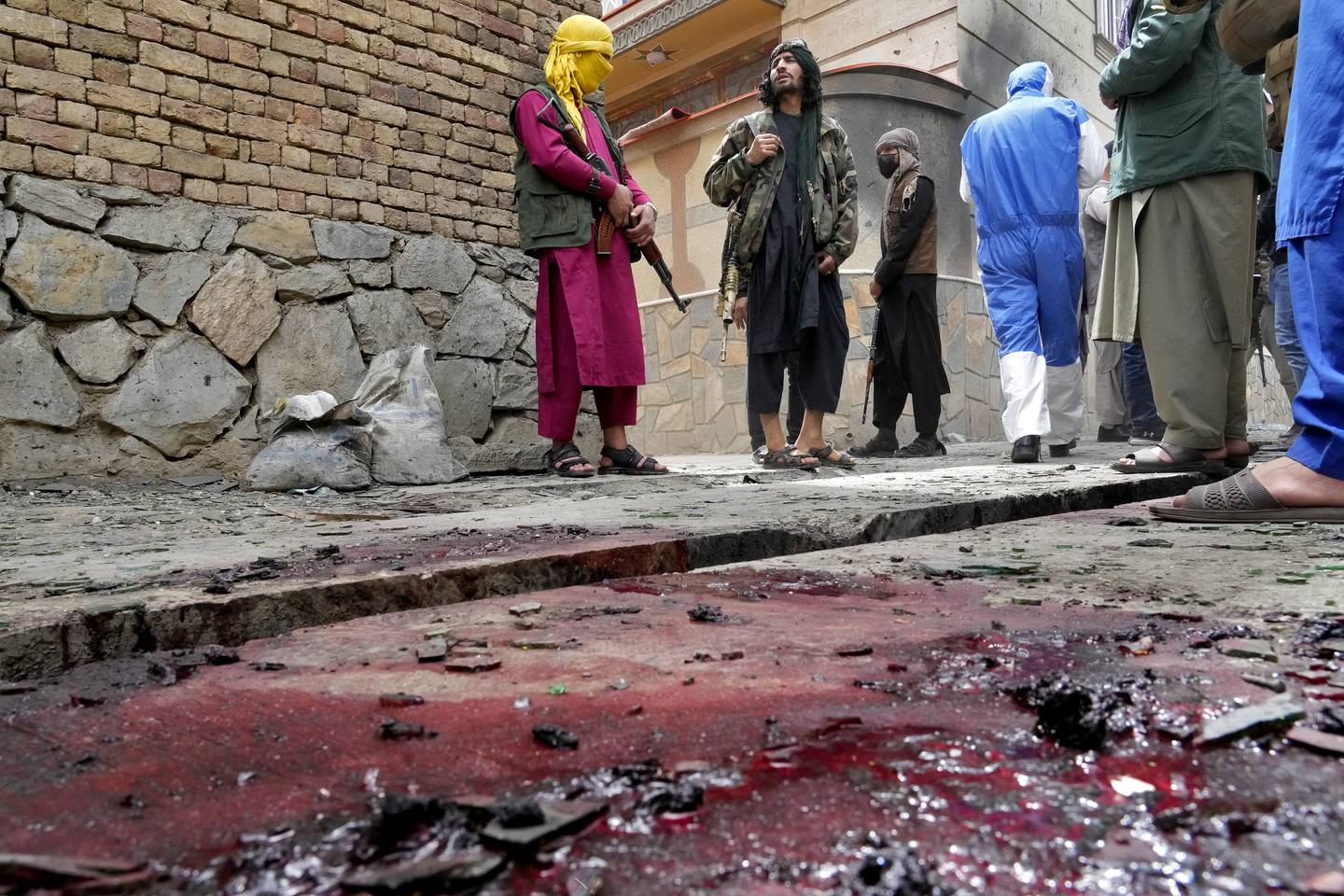 Taliban-krigere holder vakt ved skolen i Kabul der seks mennesker ble drept og over 20 såret i to eksplosjoner tirsdag. Den ytterliggående islamistgruppa IS mistenkes for å stå bak angrepet. Foto: AP / NTB