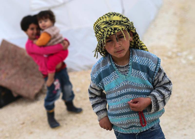Disse syrerne har flyktet fra de syriske byene Ayn al-Arab og Kobani, og oppholder seg her utenfor teltet i en flyktningleir som Tyrkia har satt opp i grensebyen Suruc.