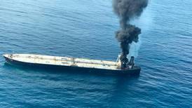 Brennende supertanker lekker olje i Indiahavet