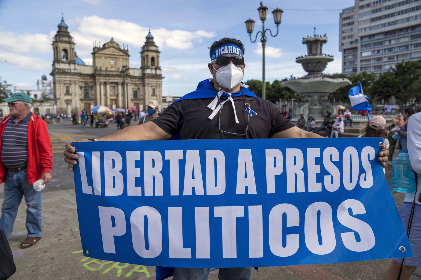 KNEBLES: Flere grupper og personer som er kritiske til Ortegas regime får munnkurv og blir arrestert. På bildet ser vi en nicaraguansk mann som holder et spansk skilt med teksten "Frihet for politiske fanger".