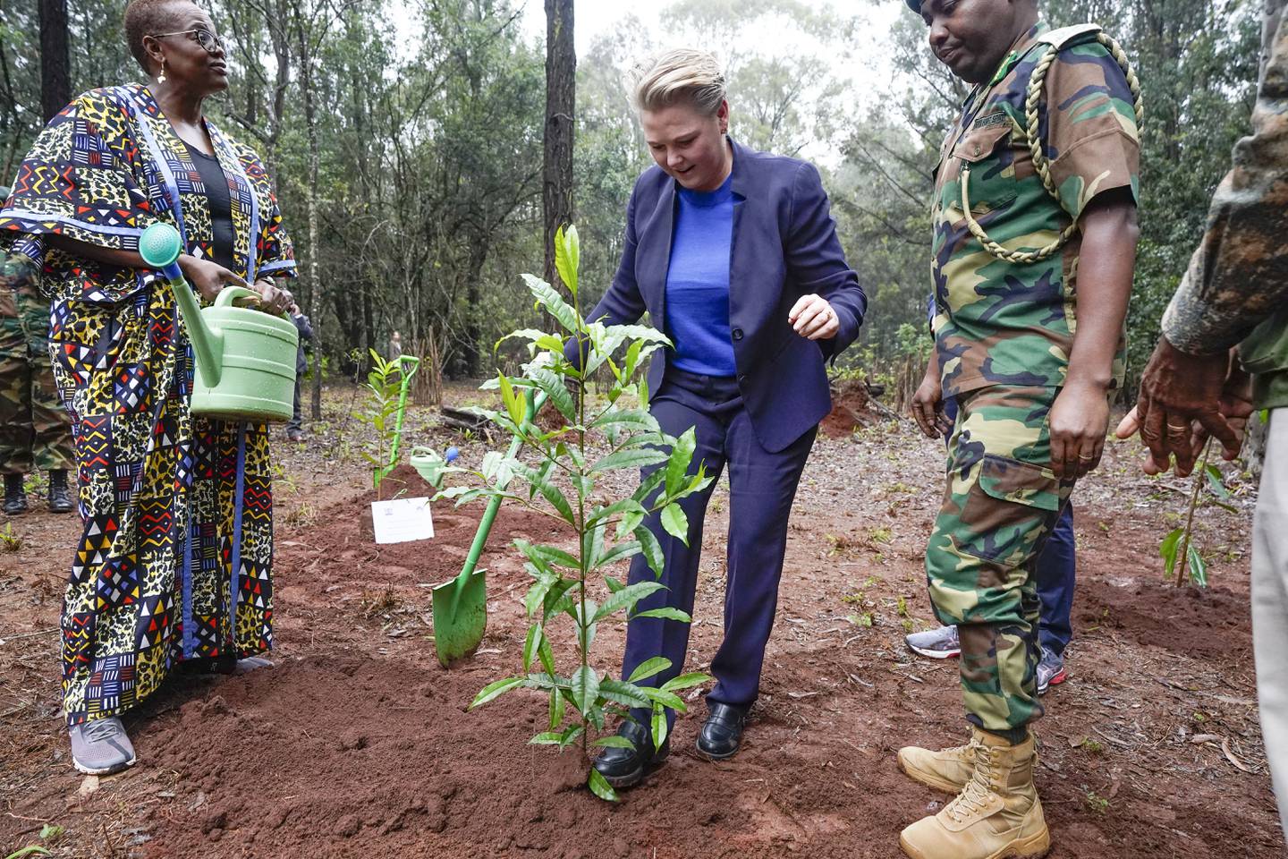 Utviklingsminister Anne Beathe Tvinnereim (Sp) deltok på treplanting i Karuraskogen. Statsråden deltar på deler av kronprins Haakons besøk i Kenya. Foto: Lise Åserud / NTB