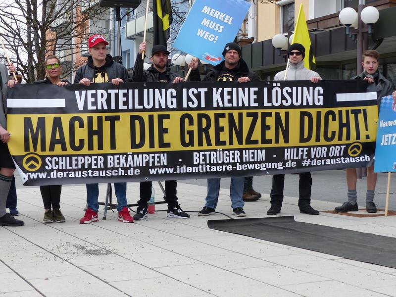 Den tyske identitærbevegelse demonstrerer i 2016. Det er stadig flere ytre høyre-grupper i Tyskland.  – De er små, men farlige, sier den tyske journalisten Martin Bernstein. Han følger miljøet tett i jobben som reporter i Süddeutsche Zeitung.