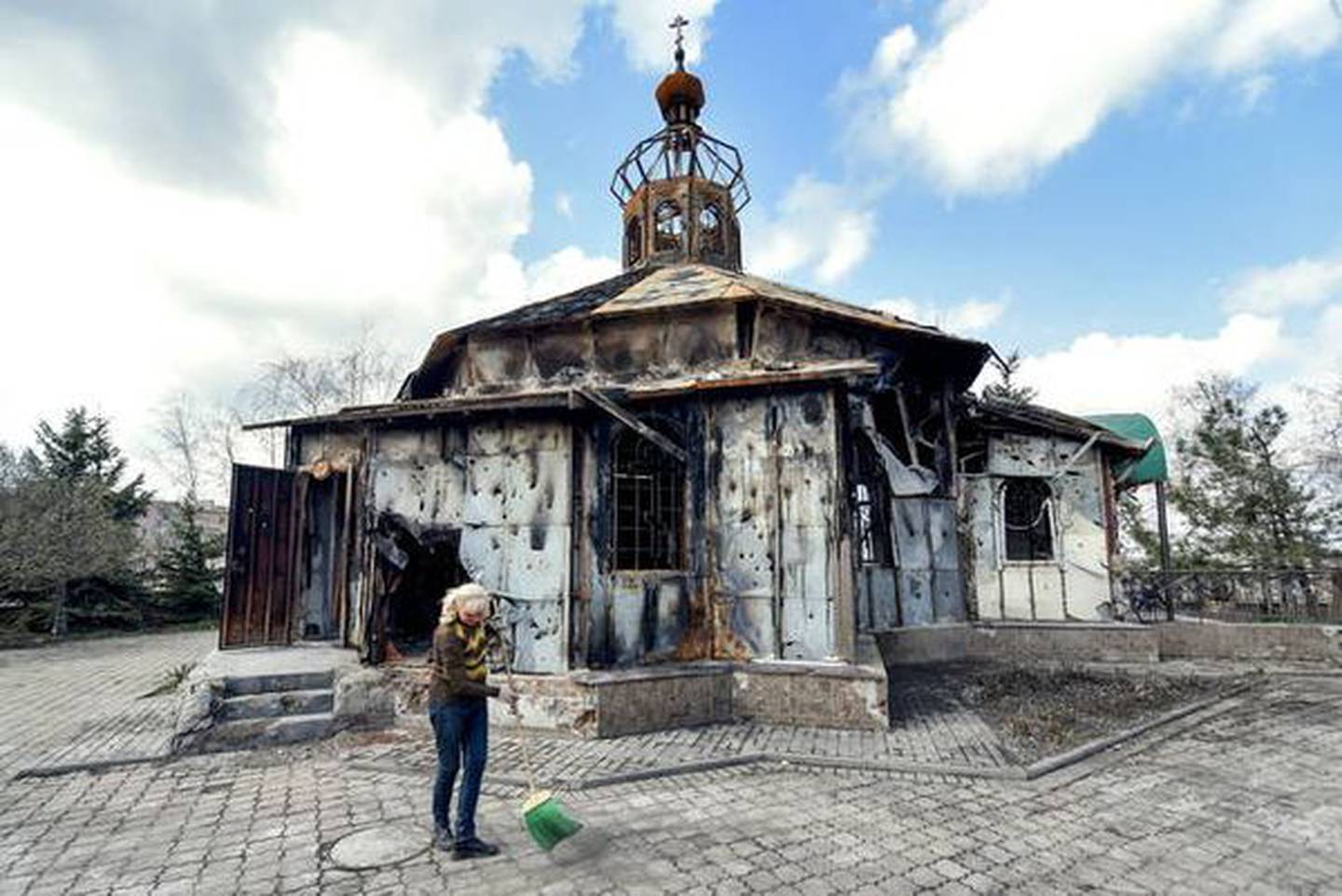 St. Tikhvin kirke i Volnovakha ble ødelagt i et russisk artilleriangrep 15. april. Ukraina.