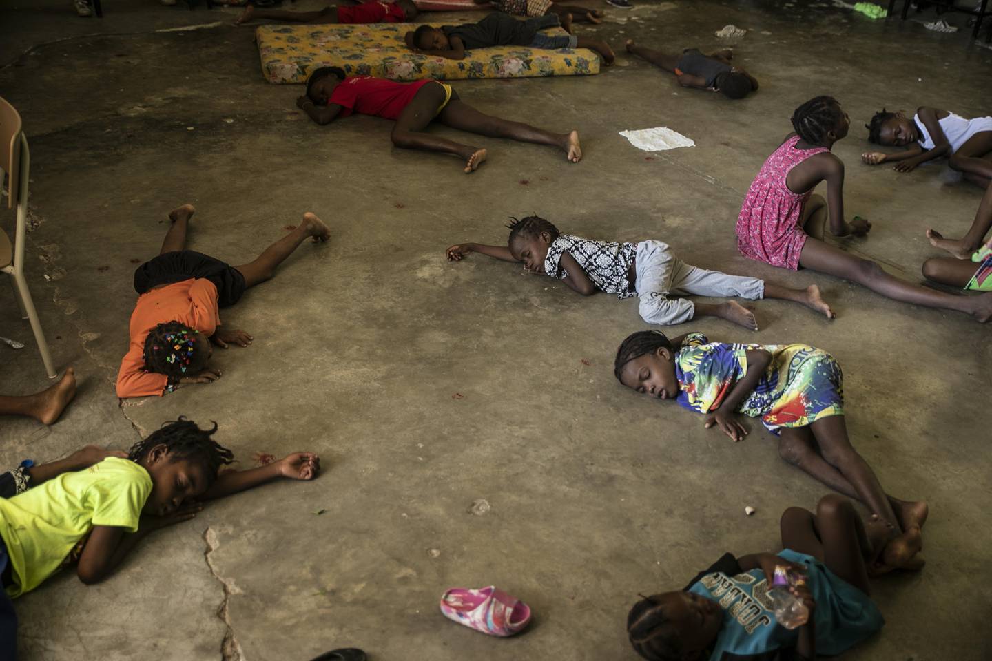 EVAKUERTE: Barn sover på gulvet på en skole etter å ha måttet forlate hjemmene sine på grunn av slåssing mellom væpnede gjenger i sommer.