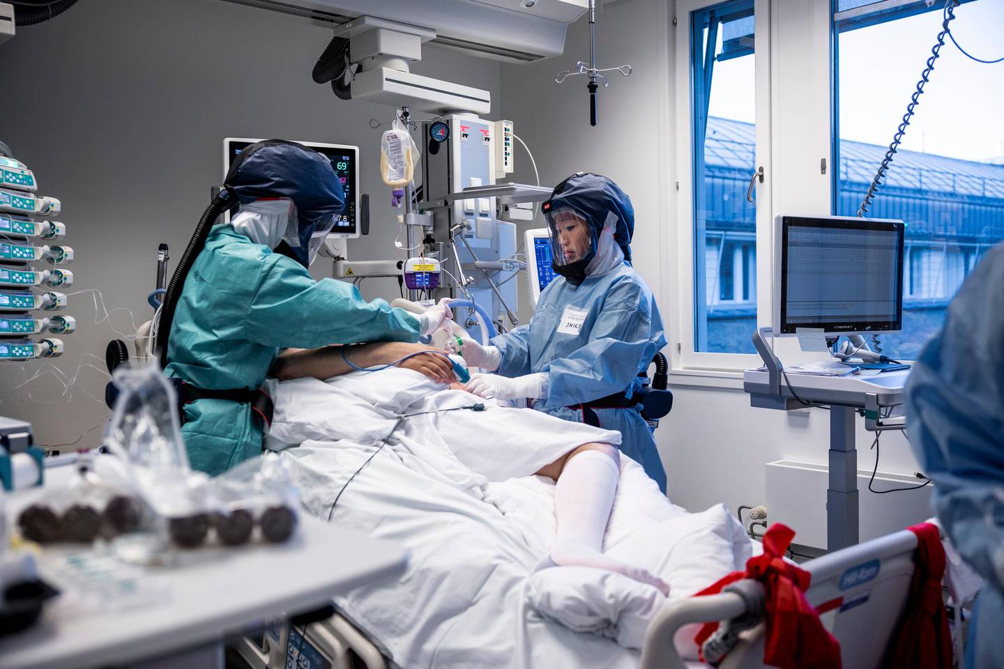 Oslo 20201127
Behandling av pasienter med Covid-19 på intensivavdeling på Oslo Universitetssykehus Rikshospitalet. Søstrene Inika og June Flaa jobber sammen med en pasient. 
Foto: Jil Yngland / NTB
