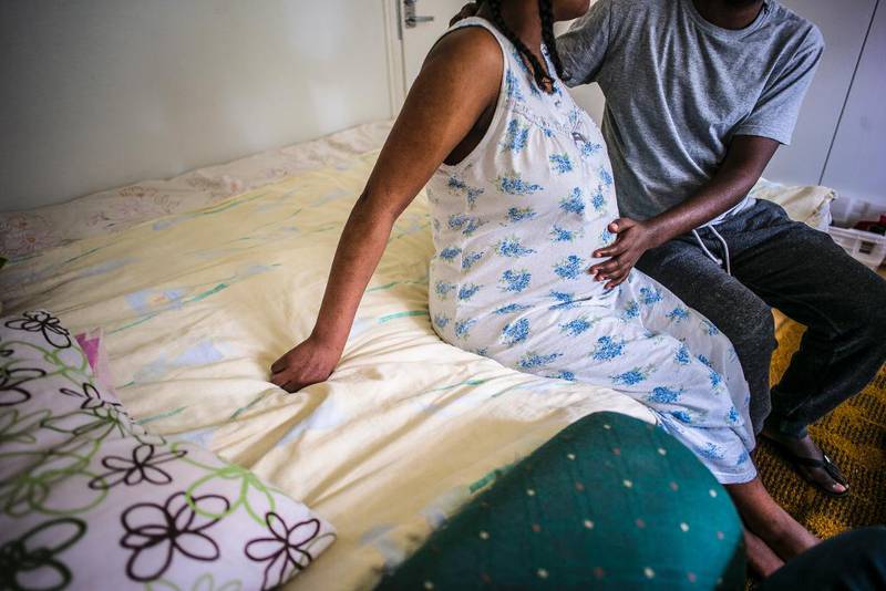 Bile og Bekele frå Etiopia skal snart bli foreldre. Medan dei ventar på avgjerda frå Migrationsverket innreier dei rommet med alt ein nyfødd vil trengje.