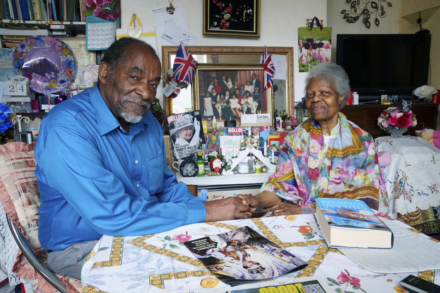 MINNER: Sylius og Bridgette Toussaint har dedikert en liten del av hjemmet sitt i Preston i England til dronning Elizabeth. De var barn på Dominica da hun ble kronet.