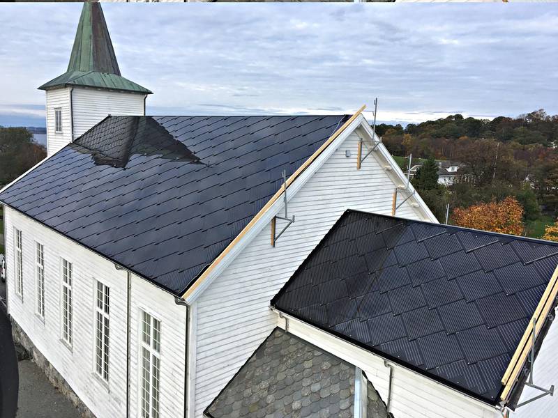 Strand kirke i Rogaland har montert solceller på sørsiden av kirkebygget.