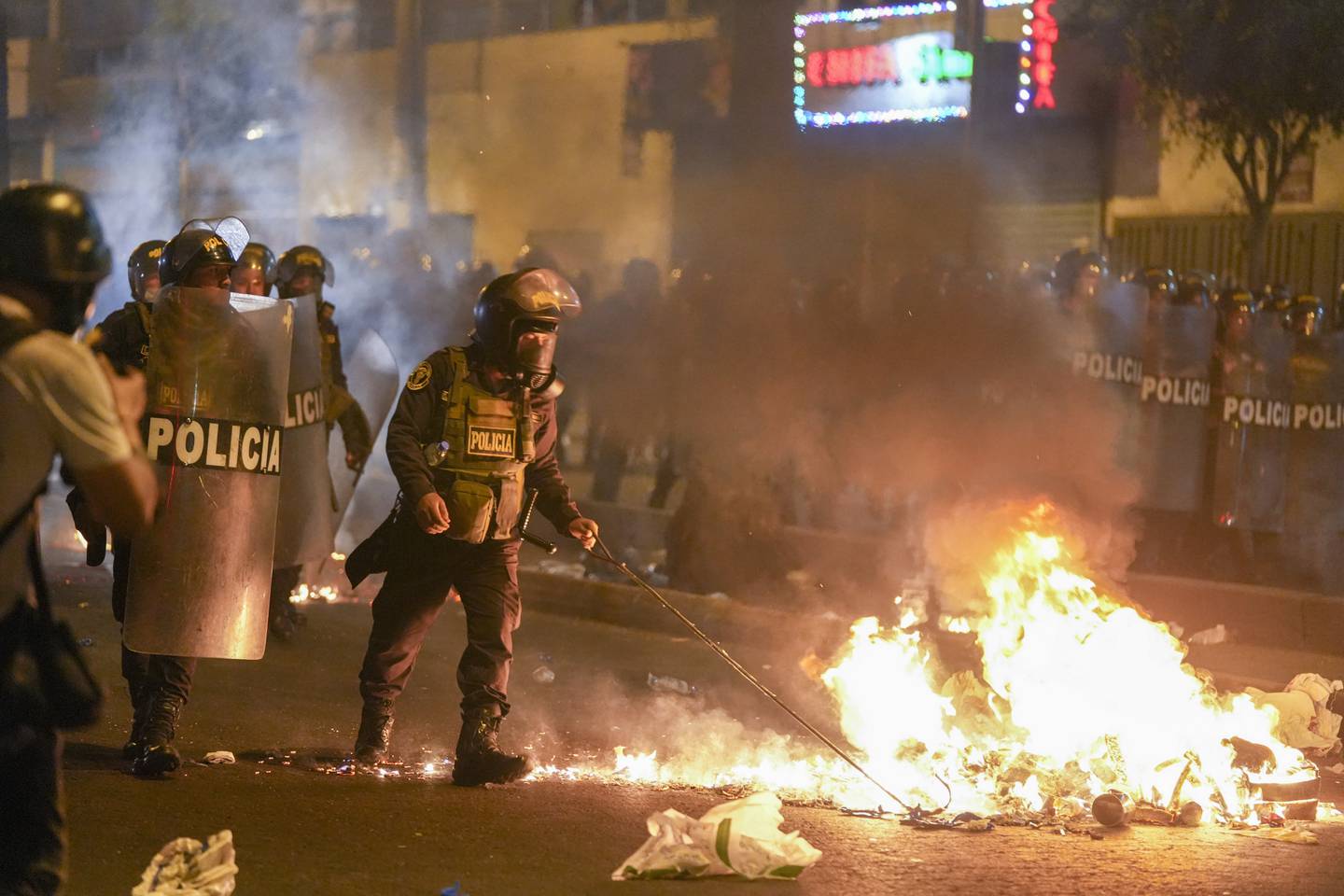 Politi rydder en gate for demonstranter i Perus hovedstad Lima. Foto: Guadalupe Pardo / AP / NTB